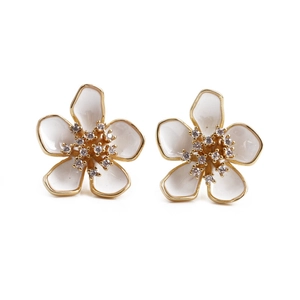 Eleganti orecchini a fiore placcati in oro con smalto bianco e cristalli scintillanti