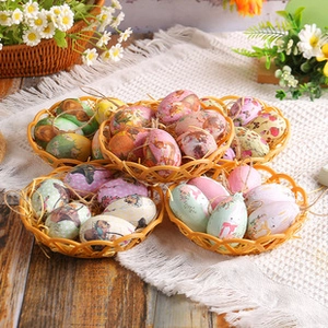 Primer plano de huevos de Pascua coloridos con motivos florales en cestas sobre madera