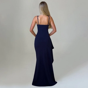 Robe longue élégante bleu foncé sans manches, coupe ajustée et fente latérale