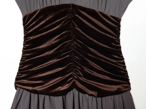 Macro-opname van bruin fluwelen rimpeling op de grijze mesh taille van de jurk