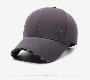 Détail d'une casquette gris anthracite avec broderie FARD sur le bord de la visière