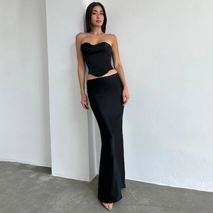 Dettaglio completo completo in raso nero con top a corsetto floreale 3D e gonna lunga