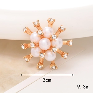 Vista macro de accesorio de flor en oro rosa de 3cm con perlas blancas y brillos