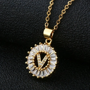 Vue macro détaillée du pendentif lettre V plaqué or serti de zircons cubiques brillants