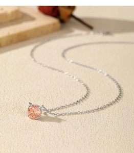 Gros plan du collier en argent sterling S925 avec pendentif en morganite rose taillée