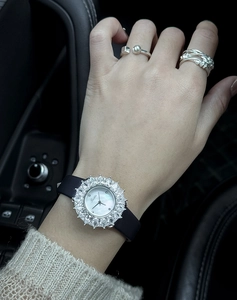 Primo piano dell'orologio retro Scottie da donna con lunetta di diamanti sul polso.