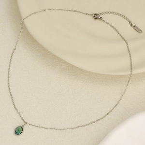 Vue détaillée du pendentif ovale en nacre d'abalone sur collier en acier inoxydable 304