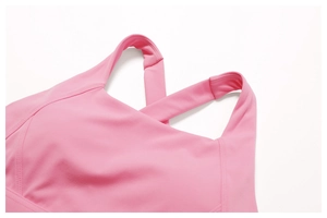Dettaglio del reggiseno sportivo rosa con tessuto ad alta densità e doppie cuciture
