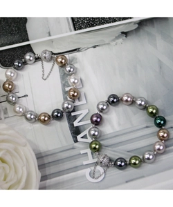 Gros plan de bracelets de perles de luxe avec fermoirs magnétiques en diamant et chaîne