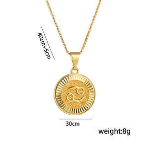 Vue détaillée du pendentif Cancer en acier titane doré avec chaîne de 40+5cm