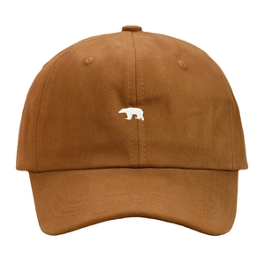 Gros plan détaillé de la broderie ours polaire blanc sur le devant d'une casquette marron