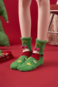 Détail de chaussettes de Noël en molleton corail avec décorations Père Noël et cerises