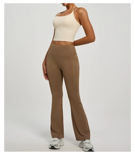 Detailansicht der flachen Nähte und versteckten Tasche an der hochtaillierten Yoga-Hose