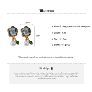 Detailed view of enamel flower earrings with pearls and dimensions of 3x1.5 cm