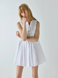 Robe courte blanche sans manches à plis avec nœuds délicats et coupe trapèze fluide