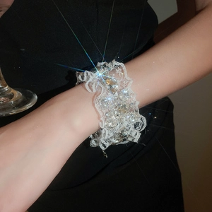 Vue détaillée du bracelet en dentelle élégant avec cristaux en goutte sur le poignet