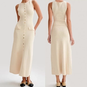 Robe En Tricot Sans Manches Côtelée Col Rond Boutons Dorés Décoration Coupe Ajustée Longueur Midi Élégante Ourlet Fendu Femmes