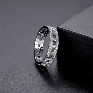 Moderner silberner Gitterring mit Zirkonia-Mikropflaster und industriellem Netz-Design