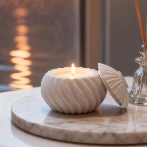 Details der weißen Keramik-Kerzenglas mit Spiralstruktur und Deckel auf Marmor