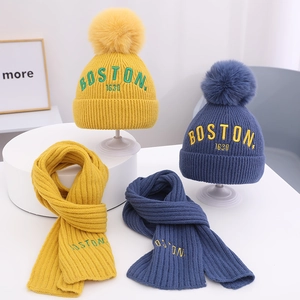 Baby Strickmützen-Set mit Schal, Bommel und Boston-Stickerei in Gelb und Marine