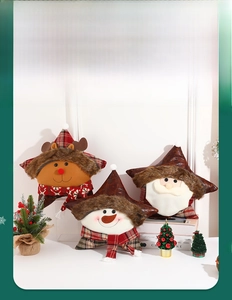 Vue détaillée de coussins de Noël en étoile avec motifs renne, bonhomme de neige et Père Noël