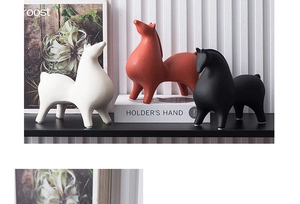 Gros plan de sculptures de chevaux en céramique minimalistes au fini mat en trois couleurs