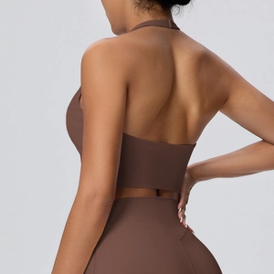 Dettaglio del design allacciato al collo e schiena scoperta del reggiseno sportivo marrone