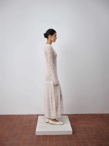 Robe longue blanche en maille crochetée à manches longues et col en V pour un look chic
