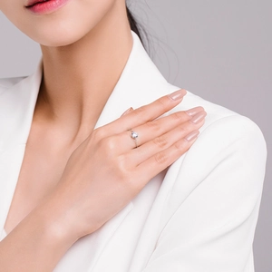 Minimalist S925 sterling silver ring with sparkling round zircon worn by a female model