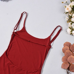 Détail d'une robe rouge dos nu avec de fines bretelles et un tissu hautement élastique