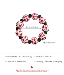 Détail du bracelet en perles de bois avec motifs coccinelle et mesures du produit