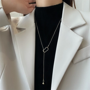 Long collier en Y doré en acier titane avec pendentif boule sur col roulé noir