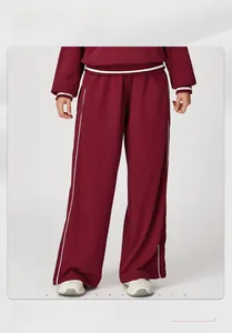 Vue de face du survêtement bordeaux à rayures contrastées avec pantalon large taille haute