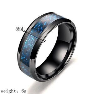 Dettaglio della larghezza di 8mm e peso di 6g dell'anello in acciaio nero con drago blu