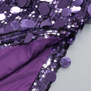 Makro-Detail von lila Pailletten und Seidenfutter-Näharbeiten an einem Partykleid