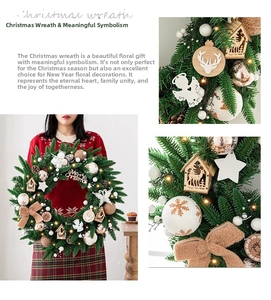 Détail d'une couronne de Noël avec maison en bois, tête de cerf blanche et LED chaudes