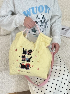 Sac fourre-tout jaune matelassé avec broderie chat et bandoulière à carreaux rose