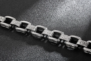 Détail macro du maillon de bracelet punk en argent avec gravure rétro et zircon