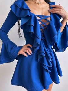 Détails d'une robe col V avec laçage à l'avant et élégantes manches évasées