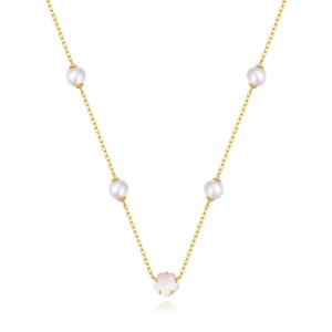Dettaglio collana in argento S925 dorato con perle bianche e ciondolo in madreperla