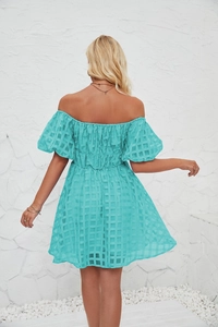 Gros plan sur une robe bleu tiffany à épaules dénudées avec tissu quadrillé et manches bouffantes