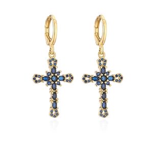Dettaglio di orecchini a cerchio placcati oro 18K con croce di zirconi blu su sfondo bianco