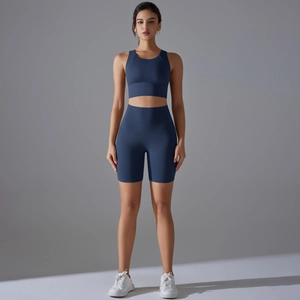 Vista frontale del set da yoga senza cuciture blu navy con reggiseno e pantaloncini