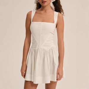 Vestido Mini Blanco Escote Cuadrado Tirantes Anchos Sin Espalda Cintura Entallada Línea A Elegante Sexy Fiesta Verano Mujer
