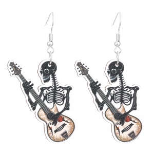 Halloween Holzohrringe mit Totenkopf und Gitarre auf weißem Hintergrund