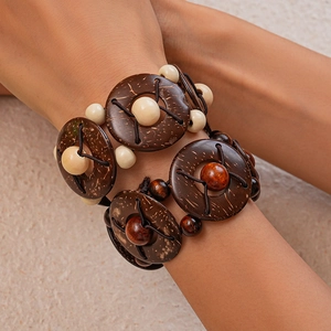 Détail d'un bracelet bohème avec disques en coque de coco marron et perles colorées