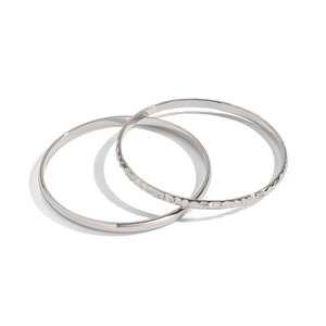 Dettaglio del set di bracciali in acciaio inossidabile argento con finiture martellate