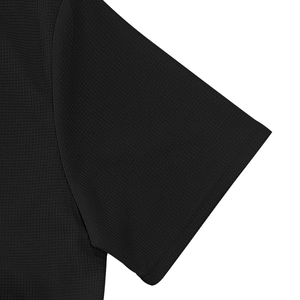 Primer plano detallado de la textura de punto gofrado y costuras de un polo negro