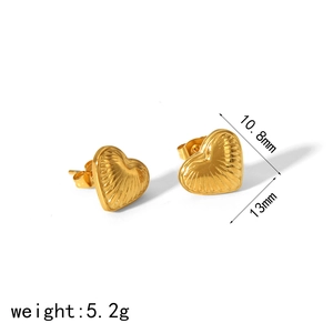 Makroaufnahme goldener Herzohrringe mit radialer Textur und Abmessungen von 10,8 mm x 13 mm
