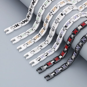 Détails de strass colorés sur bracelets magnétiques en céramique blanche et noire en tungstène